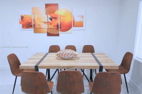 Снять в аренду таунхаус в Хомстед, Флорида 4 спальни, 129.88м2, № 1932417 - фото 5