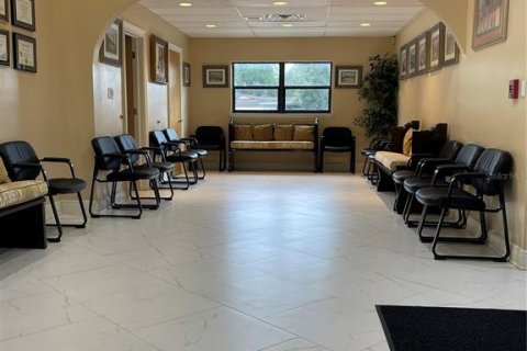 Propiedad comercial en alquiler en Plant City, Florida, 320.51 m2 № 1257242 - foto 1