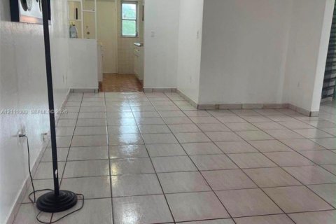 Copropriété à louer à Miami, Floride: 1 chambre, 53.88 m2 № 2428339 - photo 2