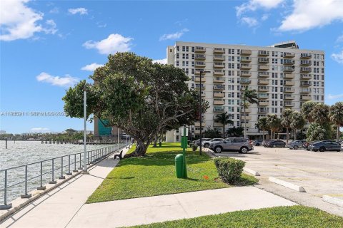 Купить кондоминиум в Майами, Флорида 53.88м2, № 1993374 - фото 1