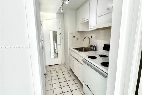 Купить кондоминиум в Майами, Флорида 53.88м2, № 1993374 - фото 4