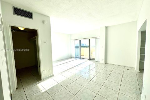 Купить кондоминиум в Майами, Флорида 53.88м2, № 1993374 - фото 3