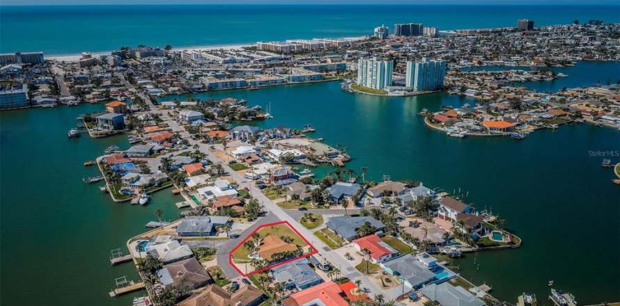 House in Saint Pete Beach, Florida 3 bedrooms, 169.73 sq.m. № 1545346