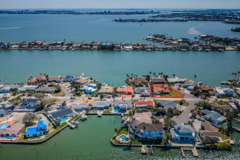 House in Saint Pete Beach, Florida 3 bedrooms, 169.73 sq.m. № 1545346 - photo 3