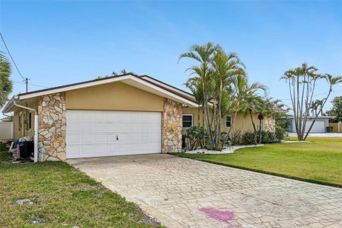 House in Saint Pete Beach, Florida 3 bedrooms, 169.73 sq.m. № 1545346 - photo 5