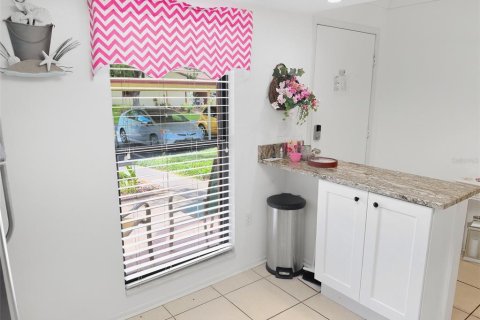 Condo in Hudson, Florida, 2 bedrooms  № 2396327 - photo 9