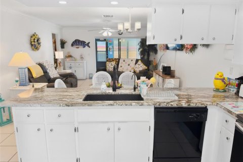 Condo in Hudson, Florida, 2 bedrooms  № 2396327 - photo 11