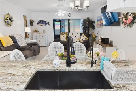 Condo in Hudson, Florida, 2 bedrooms  № 2396327 - photo 12