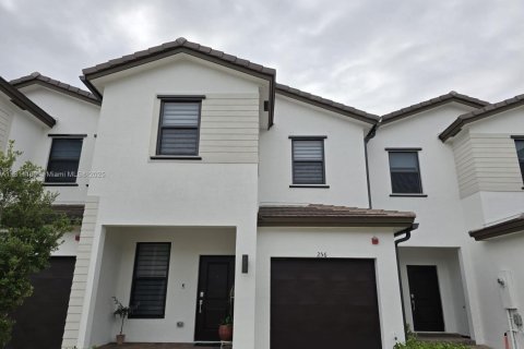 Adosado en venta en Pembroke Pines, Florida, 3 dormitorios, 175.4 m2 № 1936257 - foto 1