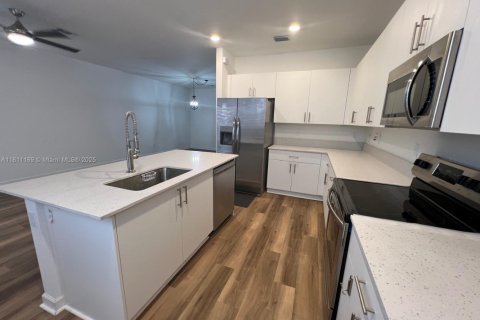 Touwnhouse à vendre à Pembroke Pines, Floride: 3 chambres, 175.4 m2 № 1936257 - photo 9