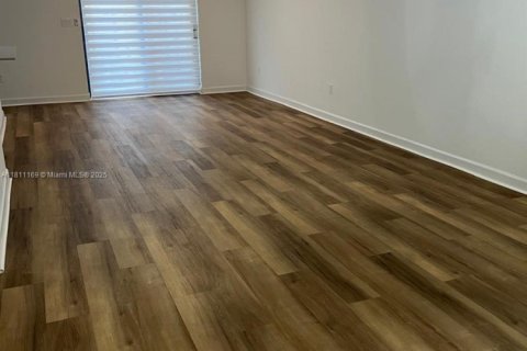 Adosado en venta en Pembroke Pines, Florida, 3 dormitorios, 175.4 m2 № 1936257 - foto 5