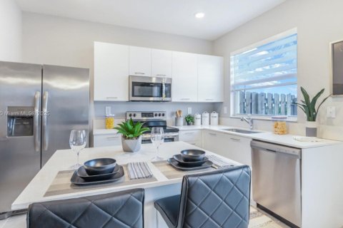 Adosado en venta en Homestead, Florida, 3 dormitorios, 123.93 m2 № 2016373 - foto 2