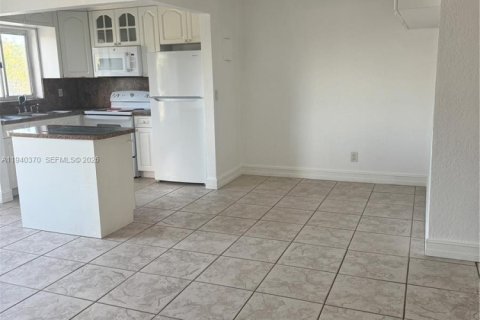 Copropriété à louer à Pembroke Pines, Floride: 2 chambres, 91.14 m2 № 1999265 - photo 3