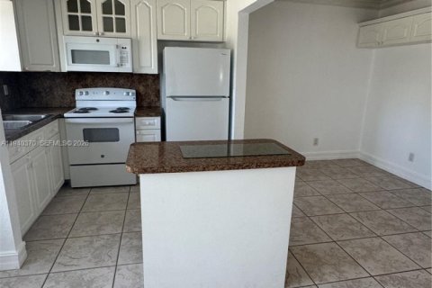 Copropriété à louer à Pembroke Pines, Floride: 2 chambres, 91.14 m2 № 1999265 - photo 4