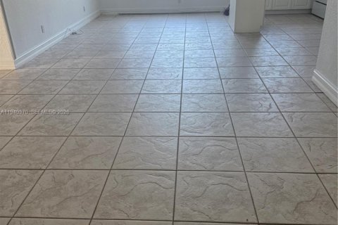 Copropriété à louer à Pembroke Pines, Floride: 2 chambres, 91.14 m2 № 1999265 - photo 2