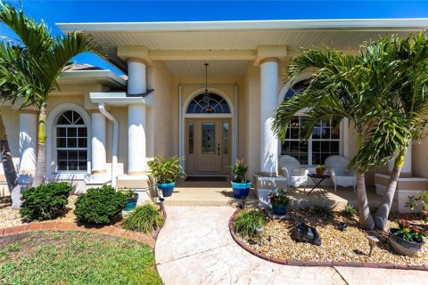 House in Port Charlotte, Florida 3 bedrooms, 182.92 sq.m. № 1612525 - photo 1
