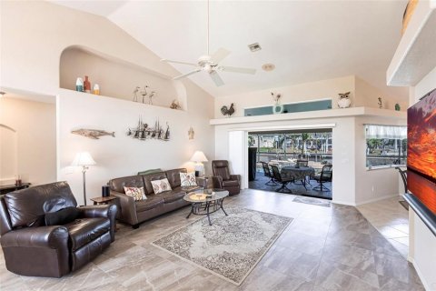 House in Port Charlotte, Florida 3 bedrooms, 182.92 sq.m. № 1612525 - photo 7