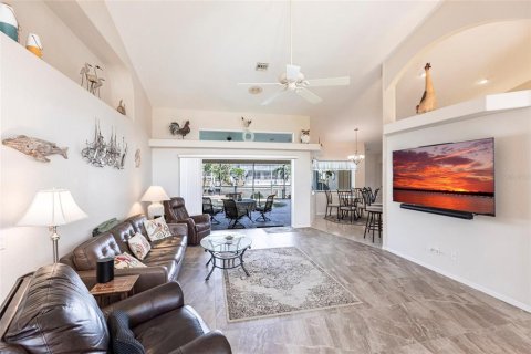House in Port Charlotte, Florida 3 bedrooms, 182.92 sq.m. № 1612525 - photo 6