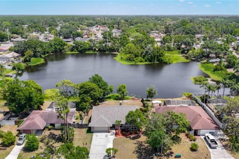 House in Brandon, Florida 3 bedrooms, 181.81 sq.m. № 1648145 - photo 1