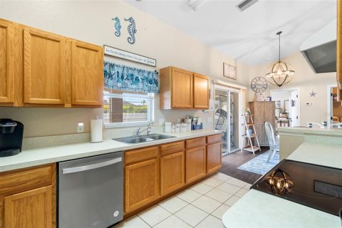 House in North Port, Florida 3 bedrooms, 145.67 sq.m. № 1167454 - photo 12