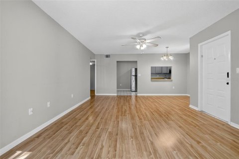 Condo in Tarpon Springs, Florida, 2 bedrooms  № 1911480 - photo 12
