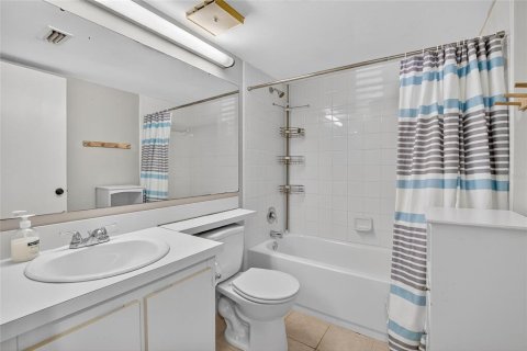Condo in Tarpon Springs, Florida, 2 bedrooms  № 1911480 - photo 27