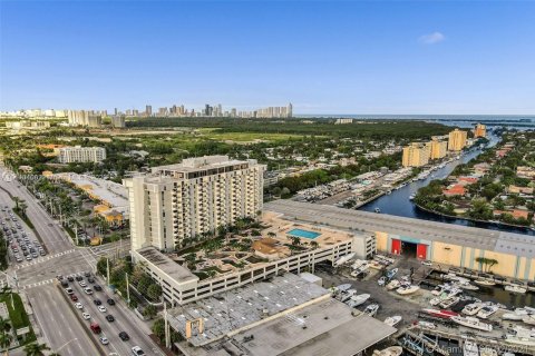 Condominio en North Miami, Florida, 2 dormitorios  № 2077037