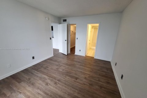 Condominio en venta en North Miami, Florida, 2 dormitorios, 83.61 m2 № 2077037 - foto 20