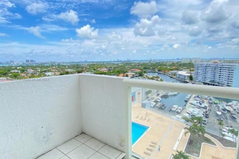 Condominio en venta en North Miami, Florida, 2 dormitorios, 83.61 m2 № 2077037 - foto 3