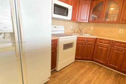 Condominio en venta en North Miami, Florida, 2 dormitorios, 83.61 m2 № 2077037 - foto 15