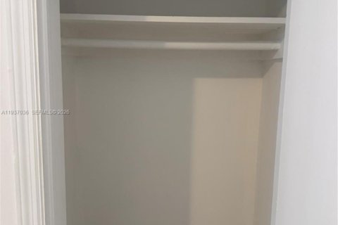 Condo in Miami Beach, Florida, 2 bedrooms  № 1996235 - photo 14