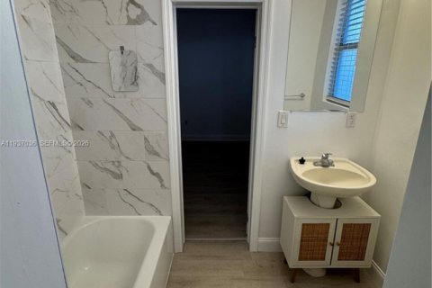 Condo in Miami Beach, Florida, 2 bedrooms  № 1996235 - photo 17