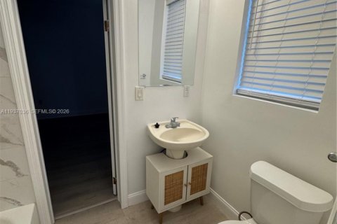 Condo in Miami Beach, Florida, 2 bedrooms  № 1996235 - photo 10