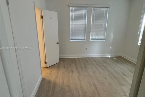 Condo in Miami Beach, Florida, 2 bedrooms  № 1996235 - photo 9