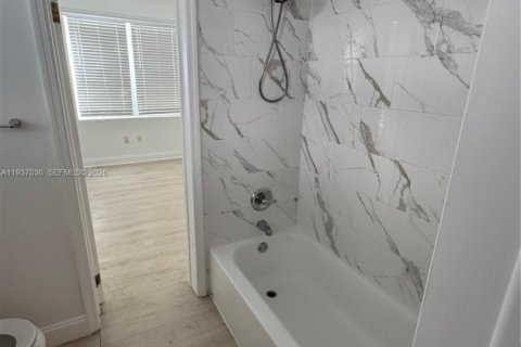 Condo in Miami Beach, Florida, 2 bedrooms  № 1996235 - photo 11