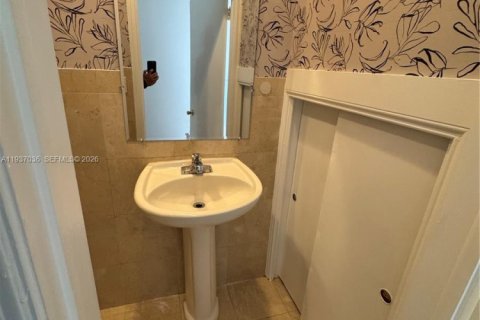 Condo in Miami Beach, Florida, 2 bedrooms  № 1996235 - photo 15