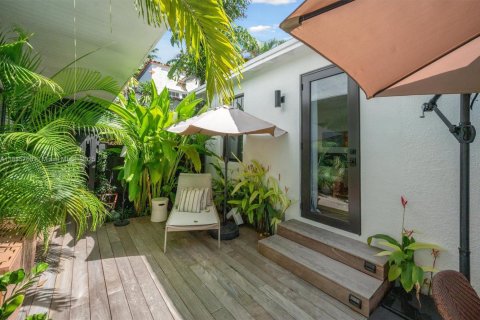 Casa en venta en Miami, Florida, 5 dormitorios, 316.24 m2 № 1945993 - foto 28
