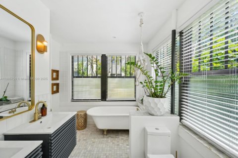 Casa en venta en Miami, Florida, 5 dormitorios, 316.24 m2 № 1945993 - foto 21