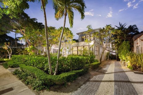 Casa en venta en Miami, Florida, 5 dormitorios, 316.24 m2 № 1945993 - foto 2