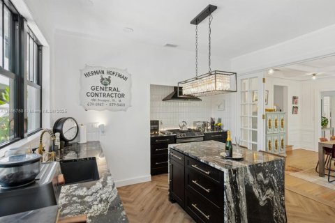 Casa en venta en Miami, Florida, 5 dormitorios, 316.24 m2 № 1945993 - foto 17