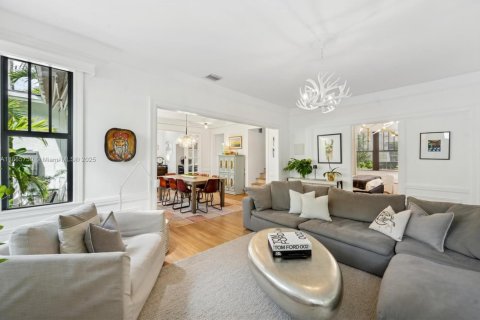 Casa en venta en Miami, Florida, 5 dormitorios, 316.24 m2 № 1945993 - foto 10
