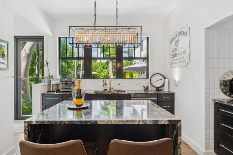 Casa en venta en Miami, Florida, 5 dormitorios, 316.24 m2 № 1945993 - foto 14