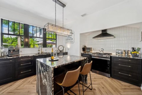Casa en venta en Miami, Florida, 5 dormitorios, 316.24 m2 № 1945993 - foto 16