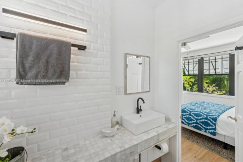 Casa en venta en Miami, Florida, 5 dormitorios, 316.24 m2 № 1945993 - foto 25