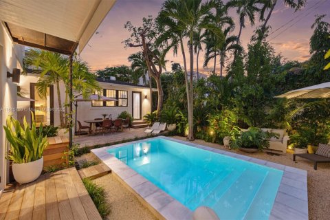 Casa en venta en Miami, Florida, 5 dormitorios, 316.24 m2 № 1945993 - foto 1