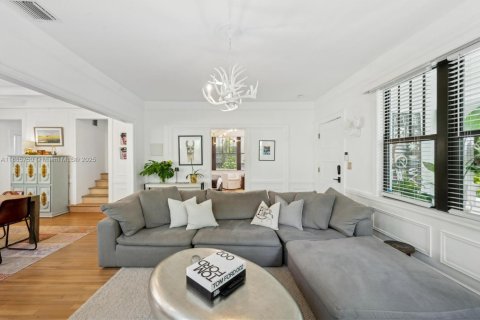 Casa en venta en Miami, Florida, 5 dormitorios, 316.24 m2 № 1945993 - foto 9
