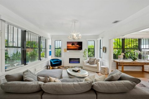 Casa en venta en Miami, Florida, 5 dormitorios, 316.24 m2 № 1945993 - foto 7