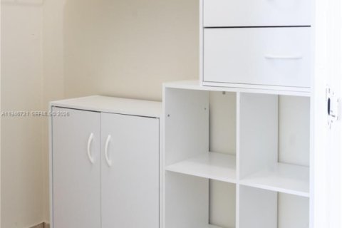 Condo in Hollywood, Florida, 2 bedrooms  № 2002914 - photo 10