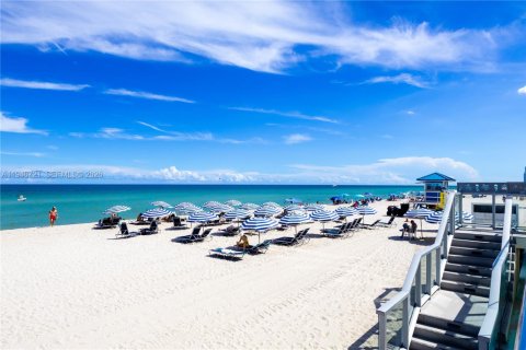 Condo in Hollywood, Florida, 2 bedrooms  № 2002914 - photo 18