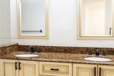 Condo in Hollywood, Florida, 2 bedrooms  № 2002914 - photo 15